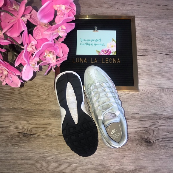 NWT 🔥 NIKE AIR MAX 95 MOON PARTICLE SNEAKER, sz 9 - Picture 7 of 8
